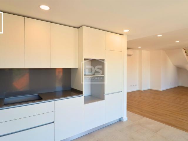 Apartamento T3 Duplex novo em Carregal do Sal por 260.000,00. 180m² Currelos, Papízios e Sobral