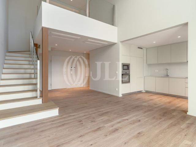Apartamento T3 duplex, no Monview, em Miraflores, Lisboa