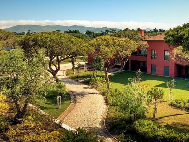 Apartamento T3 duplex para arrendamento em condomínio de luxo na Quinta da Marinha em Cascais