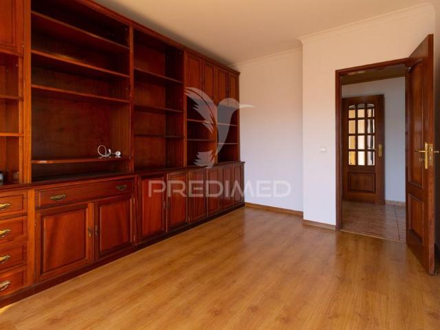 Apartamento t3 duplex para arrendamento na charneca da caparica