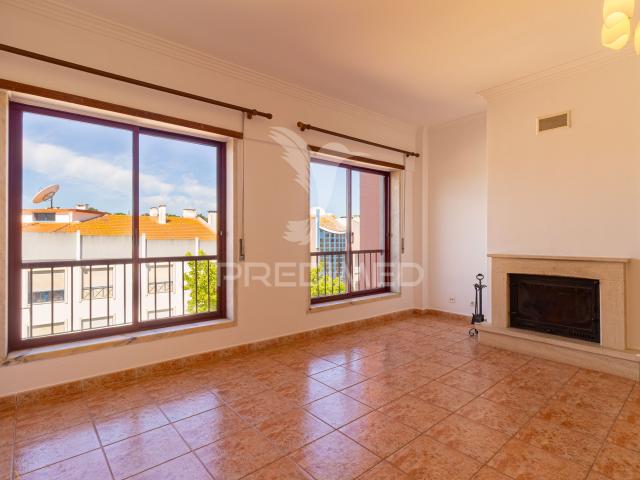 Apartamento T3 Duplex para Arrendamento na Charneca da Caparica