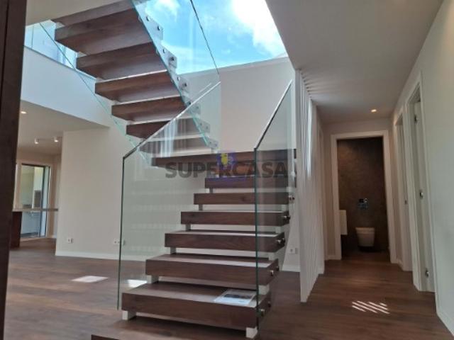Apartamento T3 duplex penthouse com elevador, garagem até 3 carros, varandas e terraço, perto do centro de Leiria
