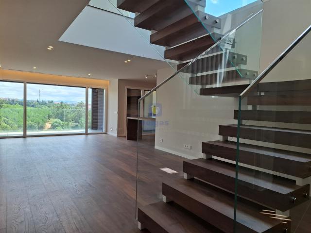 Apartamento T3 duplex penthouse com elevador, garagem até 3 carros, varandas e terraço, perto do centro de Leiria