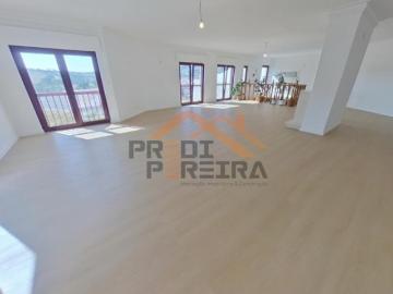Apartamento T3 duplex remodelado, com box, situado em Casal de Cambra