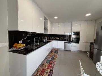 Apartamento T3 e garagem fechada em Torres Novas 165m2 de área bruta privativa