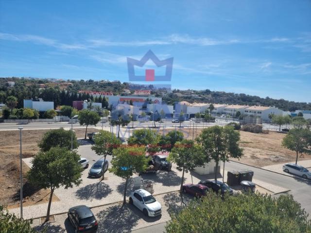 Apartamento T3 em Vale de Rãs com estacionamento e arrecadação na cave