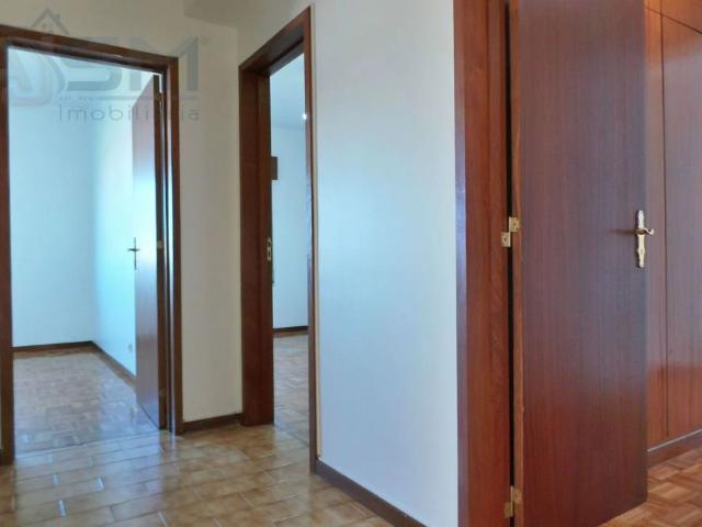 Apartamento T3 em zona central, junto à PSP e Centro de Saúde