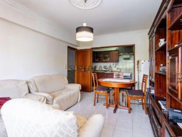 Apartamento T3 em Agualva Cacém: Espaço, Luz e Localização Privilegiada