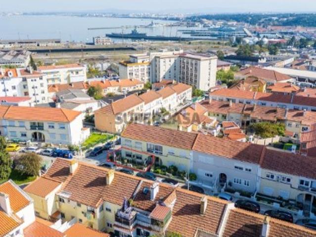 T3 em Almada com 120m² de Logradouro Potencial Único em Zona Central
