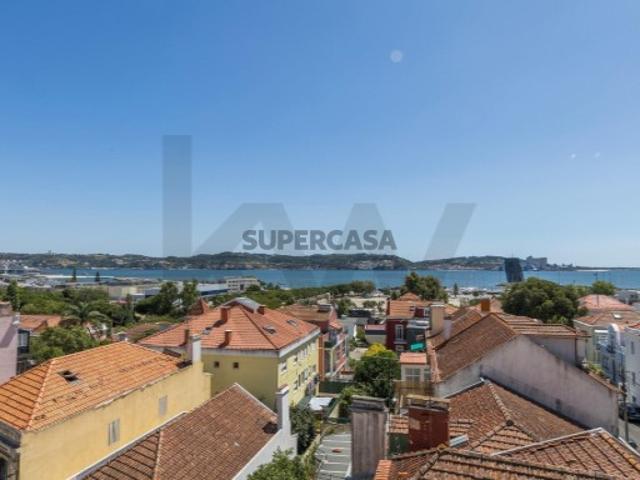 Apartamento T3 em Algés com Vista Rio e Muita Luz