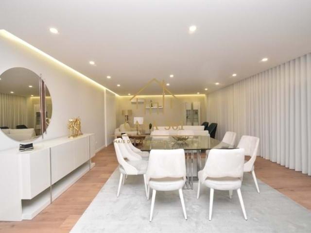 Apartamento T3 em Alverca com varanda e garagem