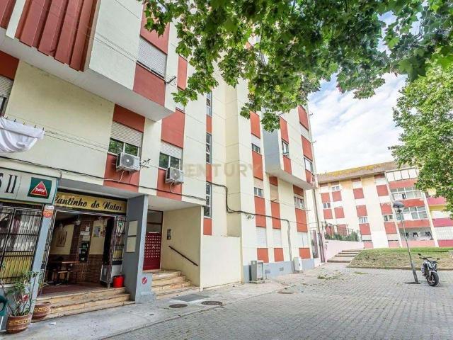 Apartamento T3 em bairro residencial de Setúbal