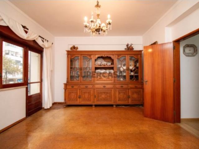 Apartamento T3 em Barreiro com Terraço e Elevador