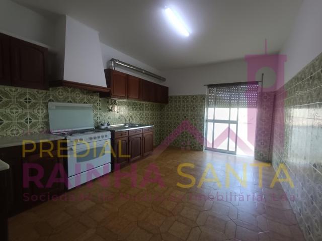 Apartamento T3 em Cantanhede com varanda e marquise no 2º andar