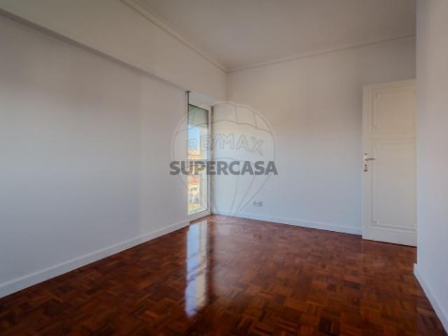 Apartamento T3 em Carcavelos e Parede