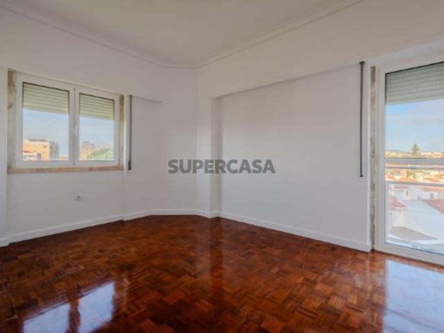 Apartamento T3 em Carcavelos e Parede