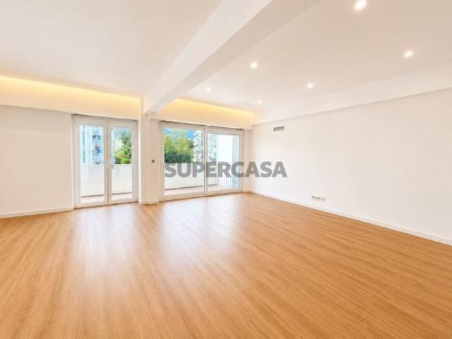 Apartamento T3 em Carnaxide e Queijas