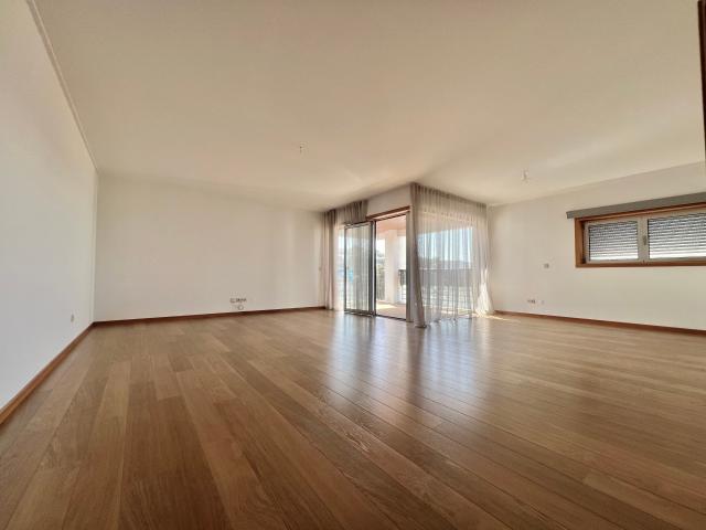 APARTAMENTO T3 EM CARNAXIDE | JUNTO AO PARQUE DO JAMOR | PISCINA | 3 GARAGENS | ARRECADAÇÃO