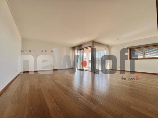 APARTAMENTO T3 EM CARNAXIDE | JUNTO AO PARQUE DO JAMOR | PISCINA | 3 GARAGENS | ARRECADAÇÃO