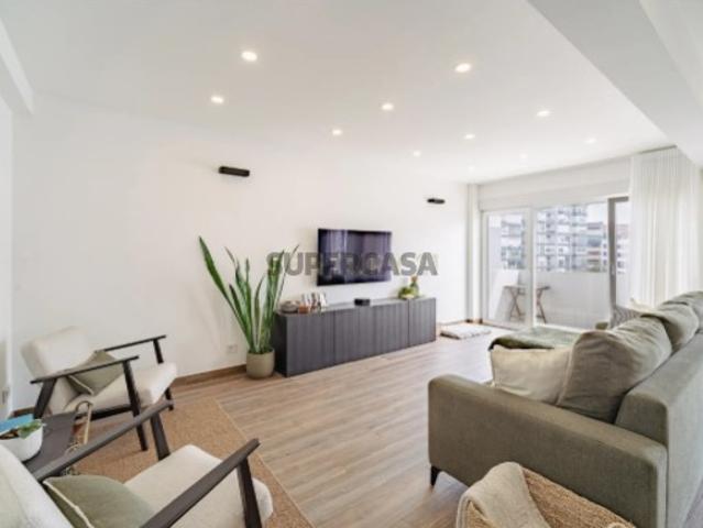 Apartamento T3 em Carnaxide, Lisboa