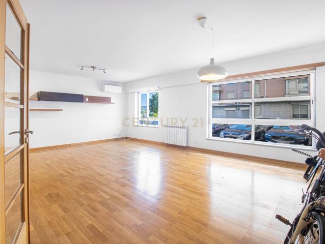 Apartamento T3 em Carnide com Garagem