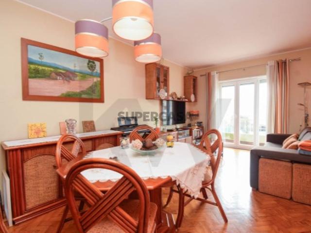 Apartamento T3 em Caxias com garagem e jardim com 216m2