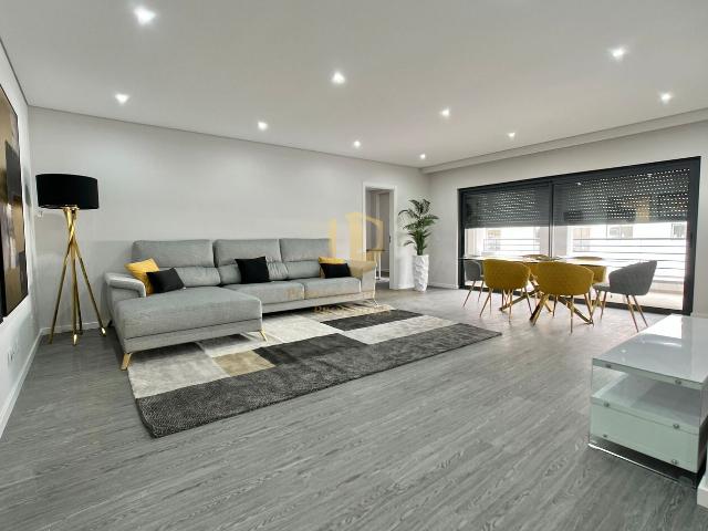Apartamento T3 em Condomínio com Piscina