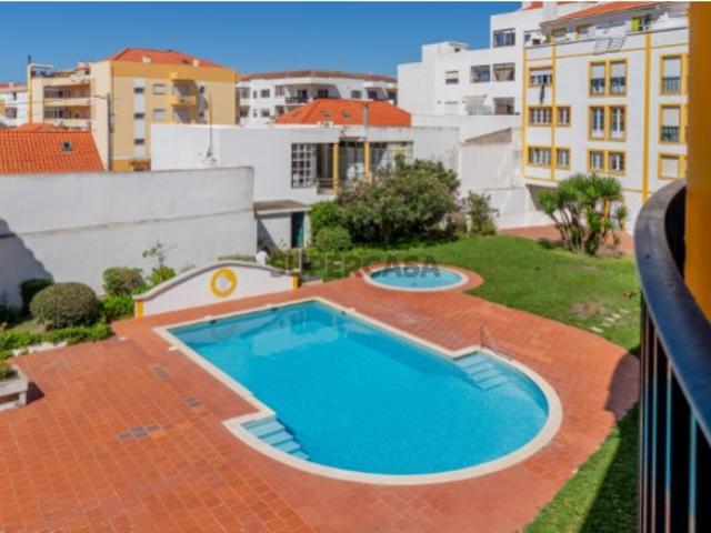 Apartamento T3 em condomínio com piscina