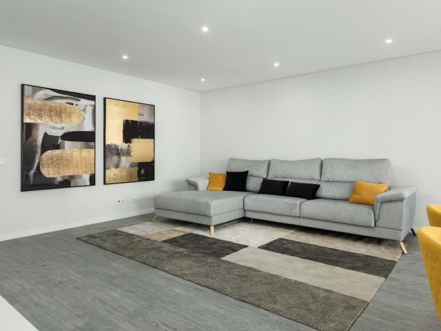 Apartamento T3 em condomínio fechado com piscina e garagem. 128m² Quelfes