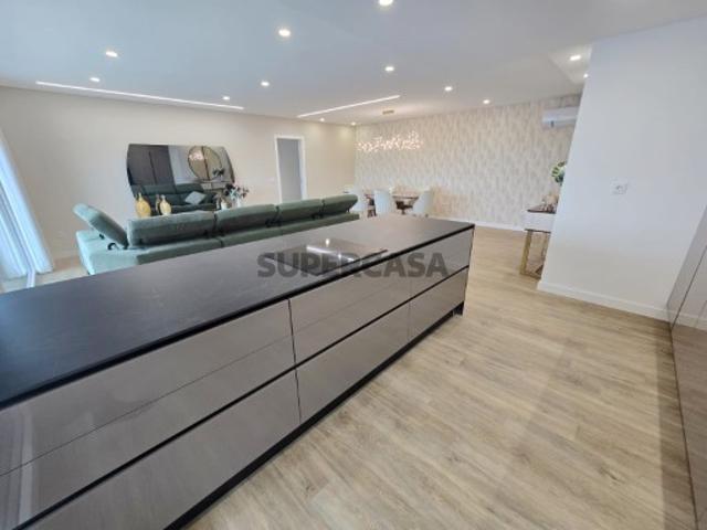 Apartamento T3 c/ 3 parqueamentos em Condomínio Privado com Piscina | Odivelas