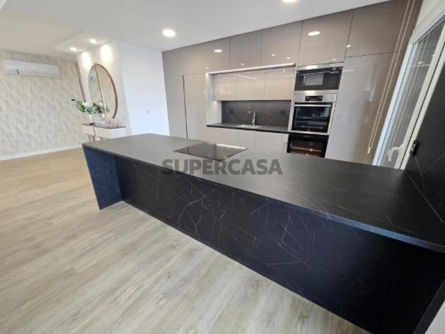 Apartamento T3 com BOX em Condomínio Privado com Piscina | Odivelas