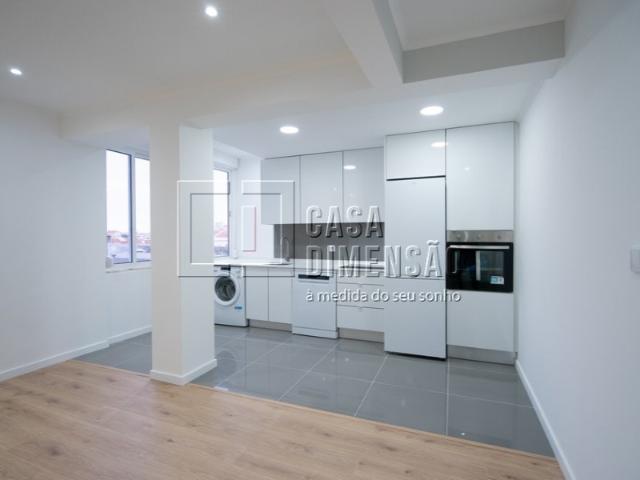 Apartamento T3, em fase de remodelação, localizado na Amadora. Uma excelente oportunidade!