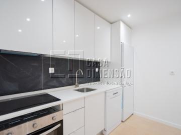 Apartamento T3 em fase de remodelação, na Amadora!