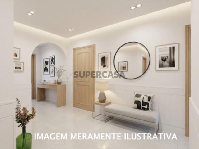 Apartamento T3 em Fitares com excelente potencial Remodelada