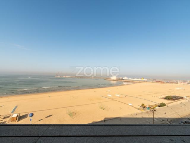 Apartamento T3 em frente ao mar