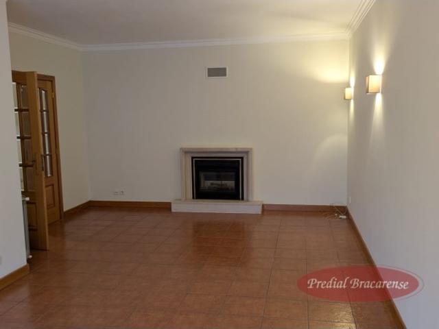 Apartamento T3 em Lamaçães, com cozinha equipada