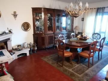 Apartamento T3 em Massamá, com áreas generosas e ótima localização. Situado a apenas 800 metros da estação de Monte Abraão