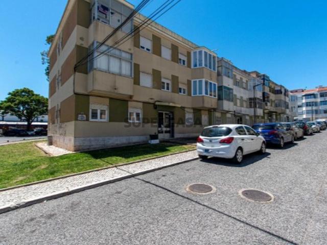 Apartamento T3 em Massamá e Monte Abraão