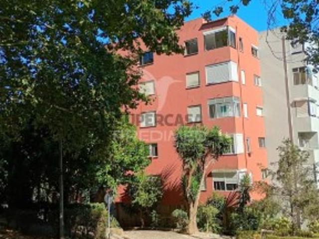 Apartamento T3 em Massamá e Monte Abraão
