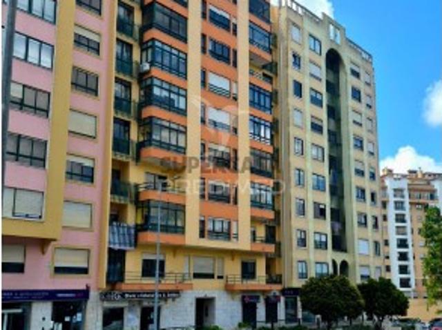 Apartamento T3 em Massamá e Monte Abraão