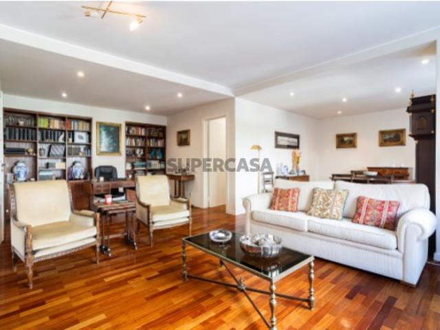 Apartamento T3 em Miraflores com estacionamento