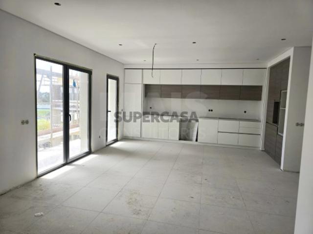 Apartamento T3 em Nossa Senhora do Pópulo, Coto e São Gregório