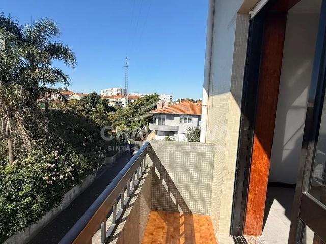 Apartamento T3 em Paços de Brandão, com 3 frentes e áreas amplas