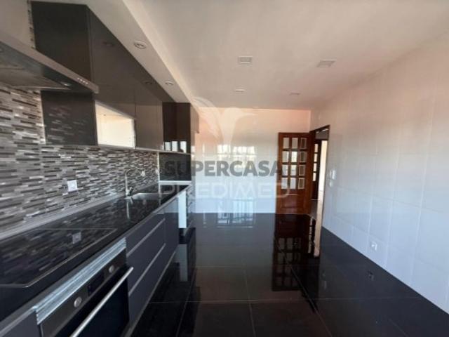 Apartamento T3 em Paços de Brandão