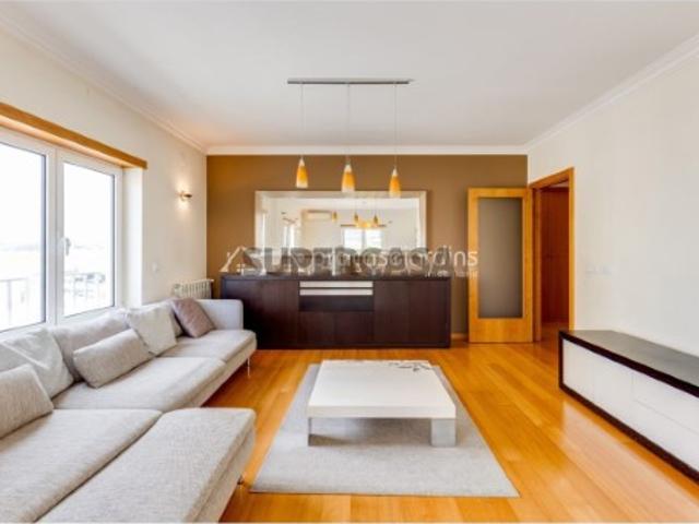Apartamento T3 em Parceiros e Azoia