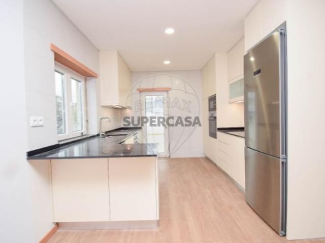Apartamento T3 em Pontinha e Famões