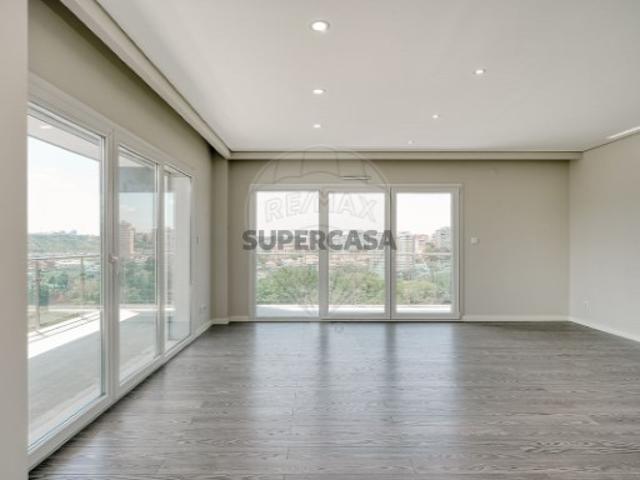Apartamento T3 em Póvoa de Santo Adrião e Olival Basto