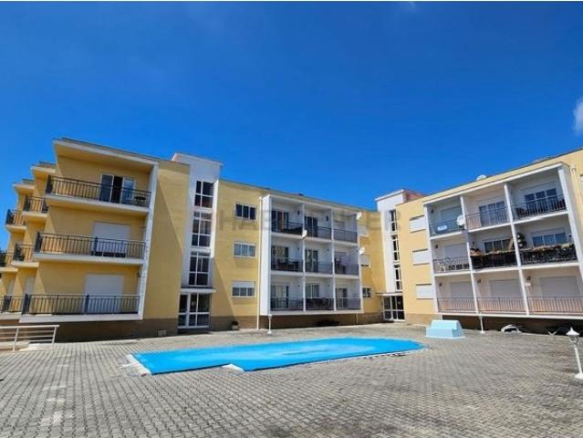 Apartamento T3 em prédio com piscina