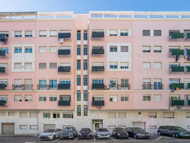 Apartamento T3 em Prior Velho com garagem