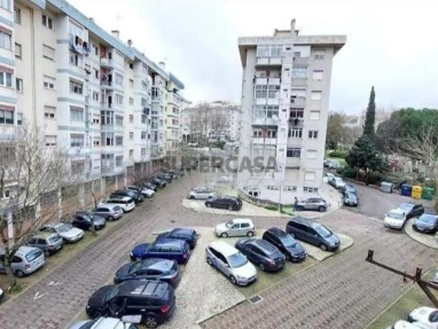 Apartamento T3 em Massamá e Monte Abraão